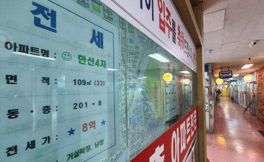 올해 전국 집값이 8.35% 올라 14년 만에 최고로 뛴 것으로 민간기관인 KB국민은행 조사 결과 나타났다.    연합뉴스